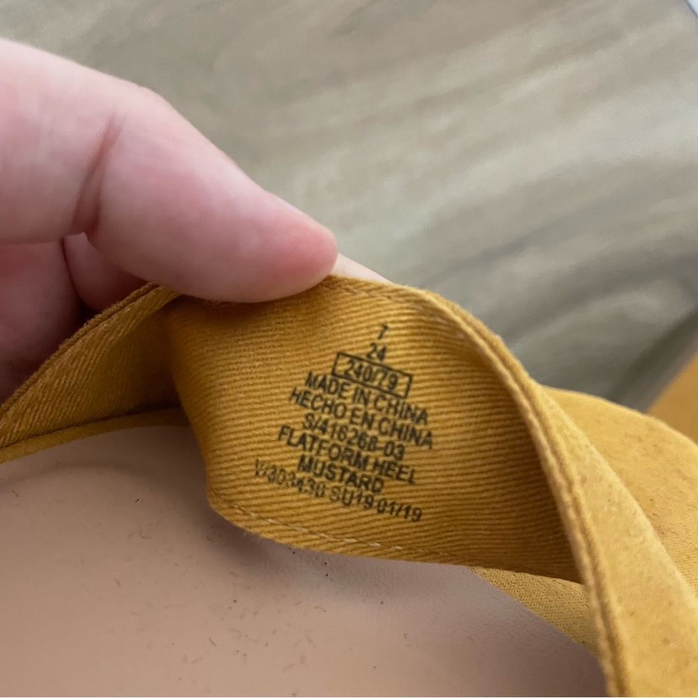 Old Navy faux suede flatform sandals - Picture 10 of 10